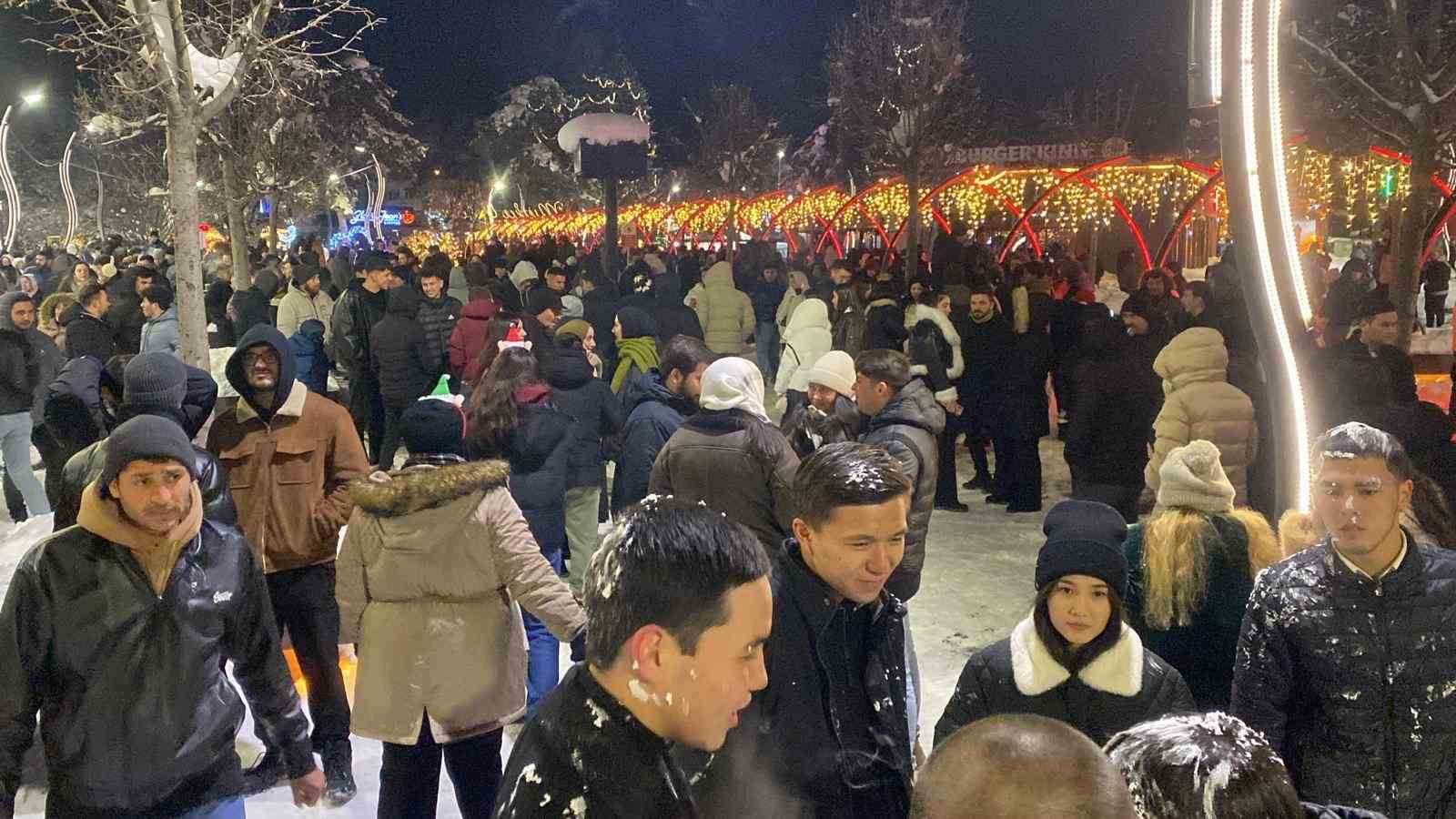 boluda yeni yil coskusu kimisi oyun havasiyla kimisi evlilik teklifiyle 2026ya girdi 8