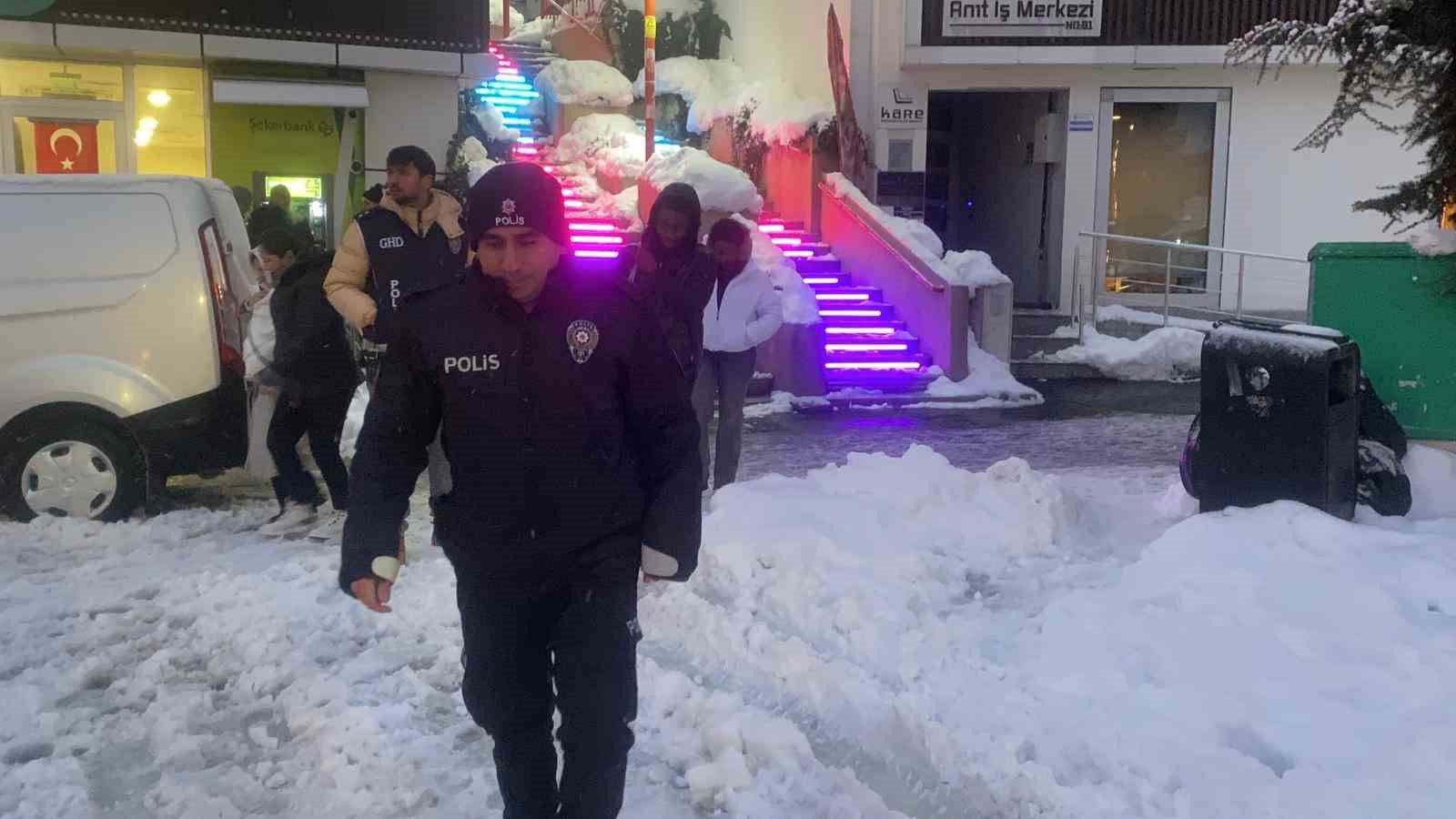 boluda yilbasi gecesi oncesi siki denetim tek tek kimlik kontrolu yapildi 1 v15KOEzj