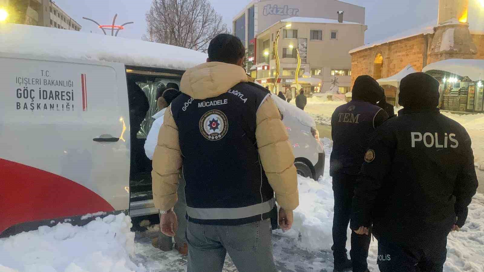 boluda yilbasi gecesi oncesi siki denetim tek tek kimlik kontrolu yapildi 2 nZC5sKlq