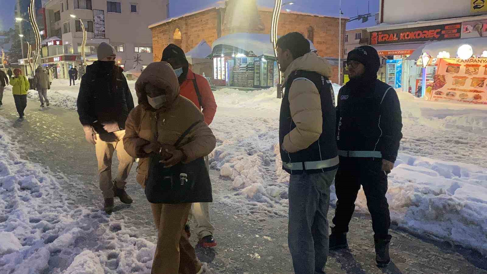 boluda yilbasi gecesi oncesi siki denetim tek tek kimlik kontrolu yapildi 6 h9HmUmFX