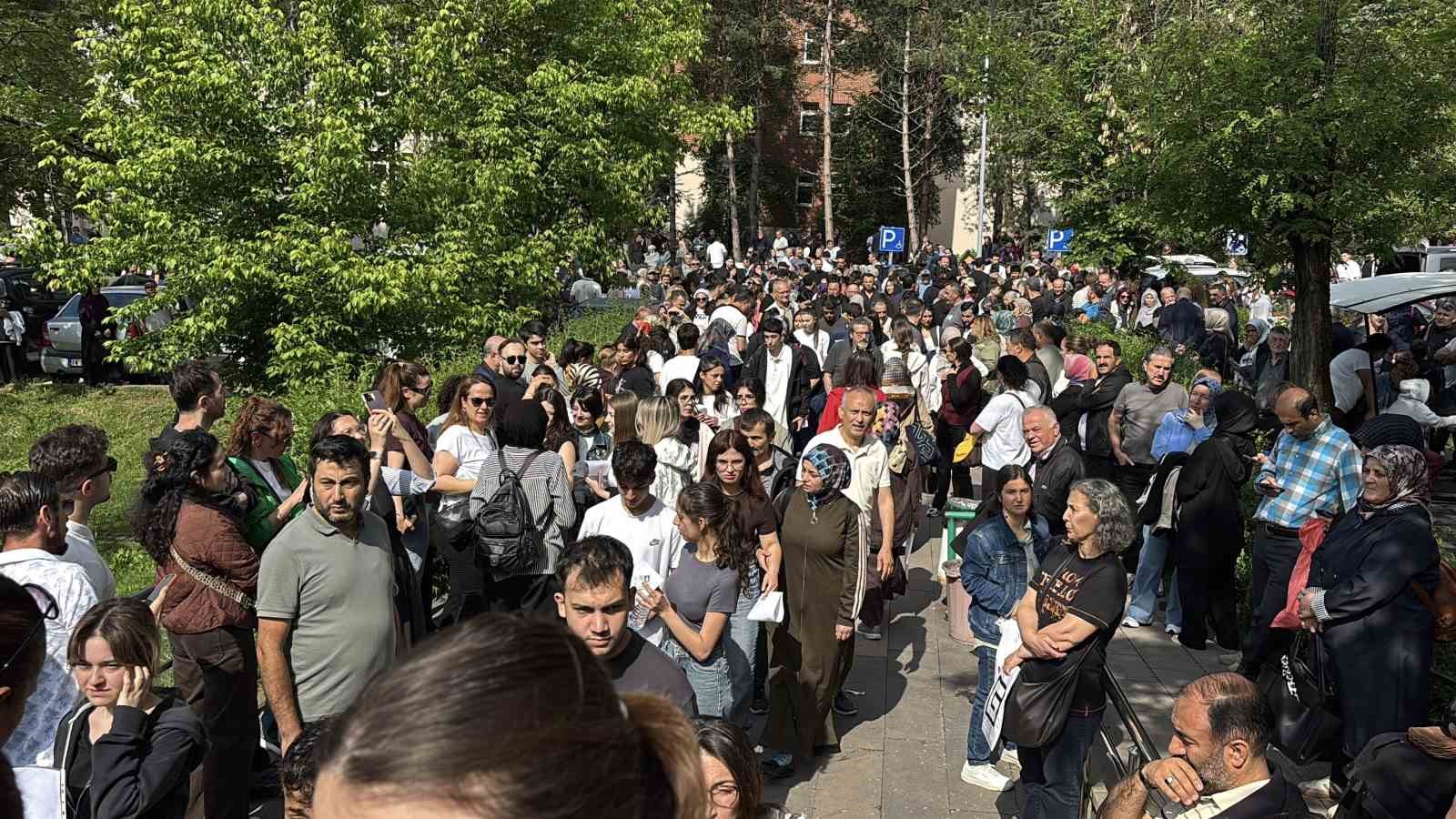 Bolu’da YKS’ye giren bir öğrenci: "Türkiye maçını izledik bütün moralimizi bozdular" 5 boluda yksye giren bir ogrenci turkiye macini izledik butun moralimizi bozdular 1 tebg7wlH