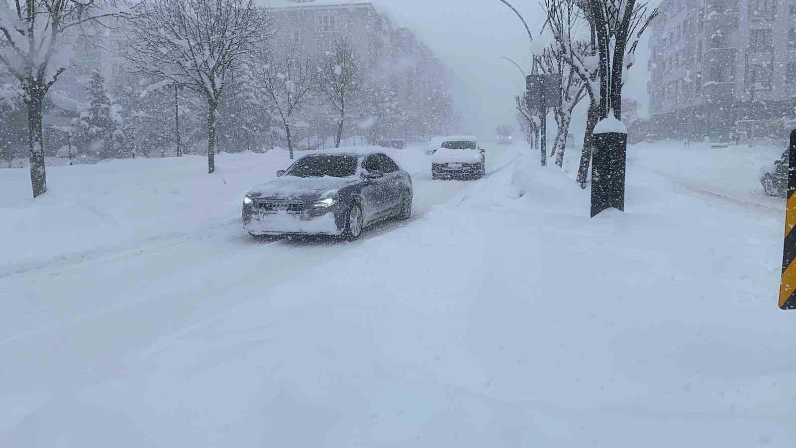 boluda yogun kar yagisi goz gozu gormuyor 0 7nGZL57k