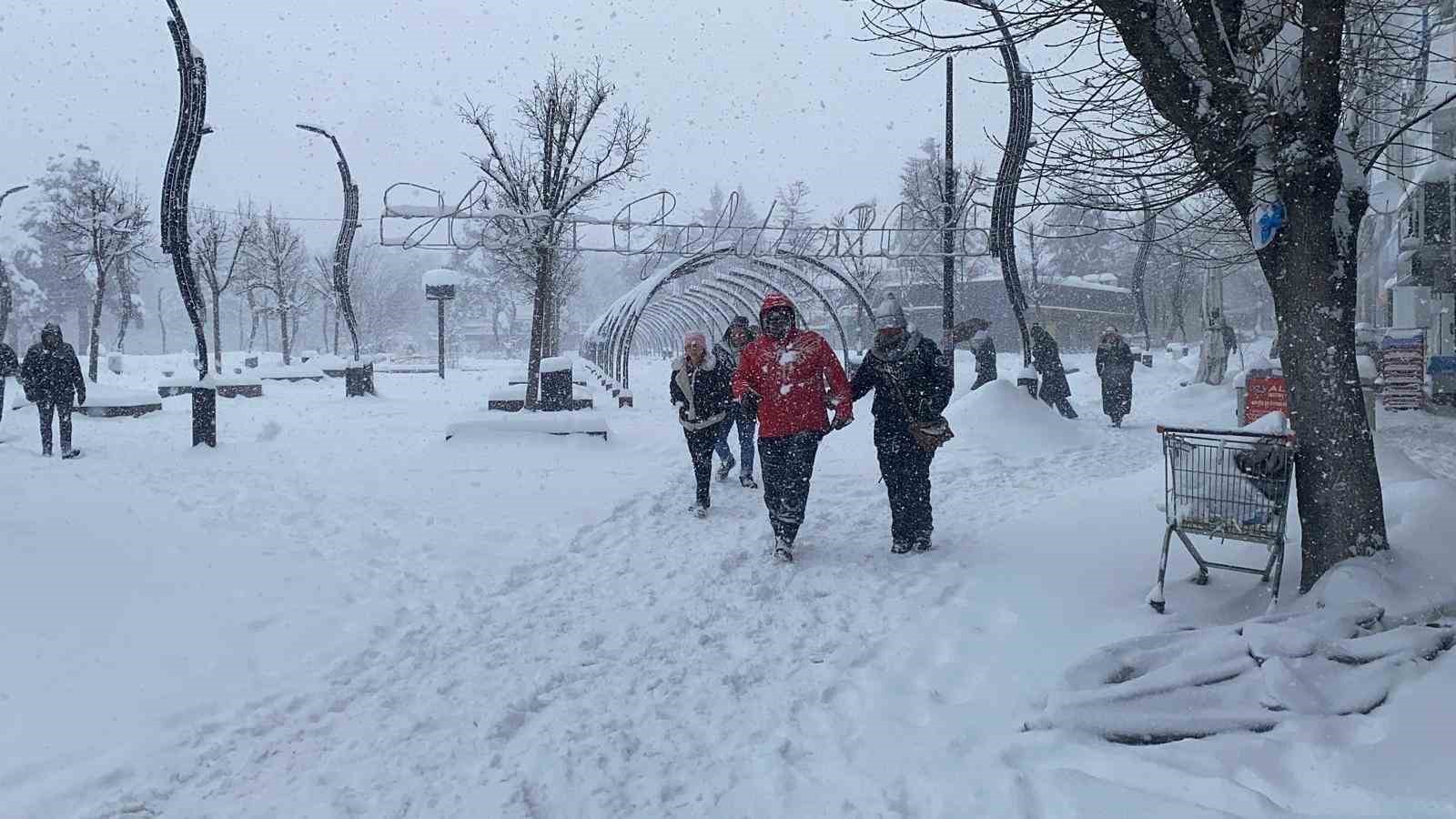 boluda yogun kar yagisi goz gozu gormuyor 10 gn77nusK