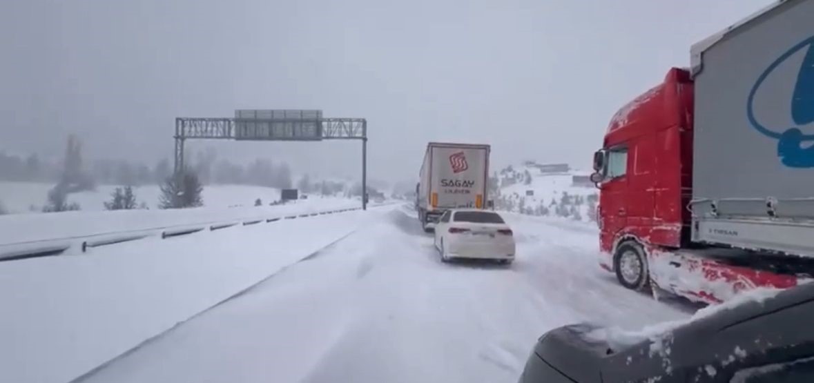 boluda yogun karda tirlar rampayi cikamadi gerede samsun yolu ulasima kapandi 0 TDz2LhUu