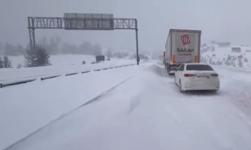 boluda yogun karda tirlar rampayi cikamadi gerede samsun yolu ulasima kapandi 1