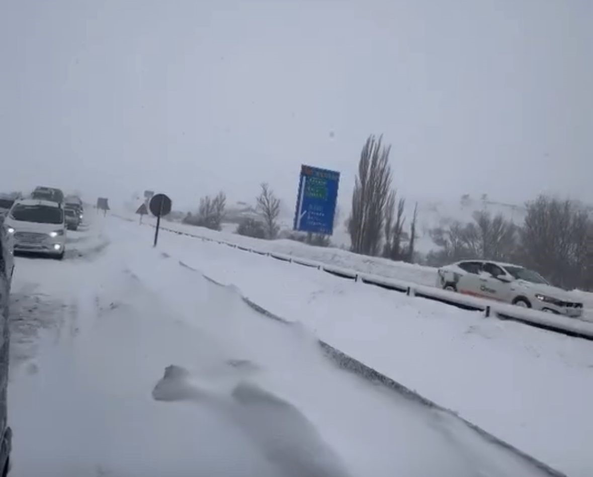 boluda yogun karda tirlar rampayi cikamadi gerede samsun yolu ulasima kapandi 2 kWkVwqvQ