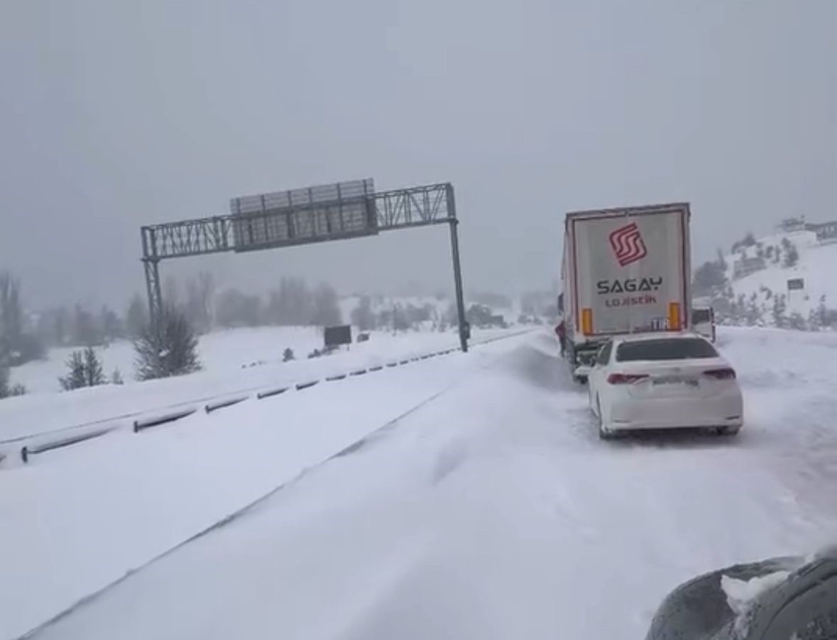 boluda yogun karda tirlar rampayi cikamadi gerede samsun yolu ulasima kapandi 3 JwNV7s1z
