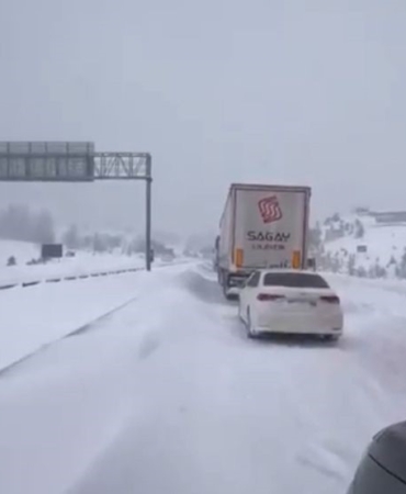 boluda-yogun-karda-tirlar-rampayi-cikamadi-gerede-samsun-yolu-ulasima-kapandi-wY9UICfj.jpg