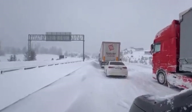 boluda-yogun-karda-tirlar-rampayi-cikamadi-gerede-samsun-yolu-ulasima-kapandi-wY9UICfj.jpg
