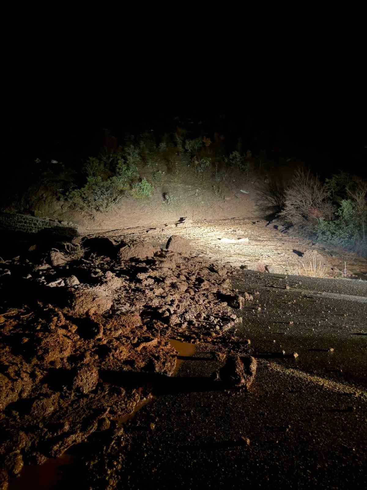 boluda yol heyelan nedeniyle ulasima kapandi 0 EiCL2y5h