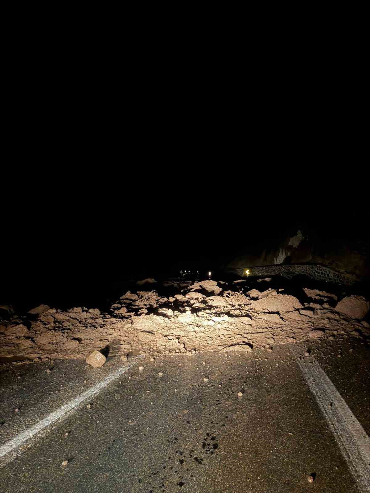 boluda yol heyelan nedeniyle ulasima kapandi 1 brselw9G