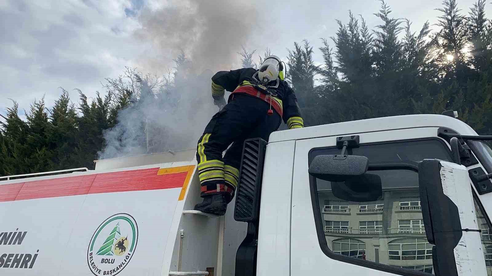 boluda yol supurme aracinda yangin cikti 1 PsGeHQIV