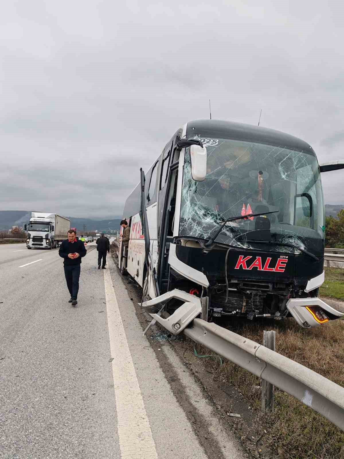 Bolu’da yolcu otobüsü ile çarpışan tır refüje savruldu 5 boluda yolcu otobusu ile carpisan tir refuje savruldu 1 QA8DuXJ8