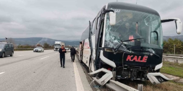boluda-yolcu-otobusu-ile-carpisan-tir-refuje-savruldu-BMkSfcT2.jpg