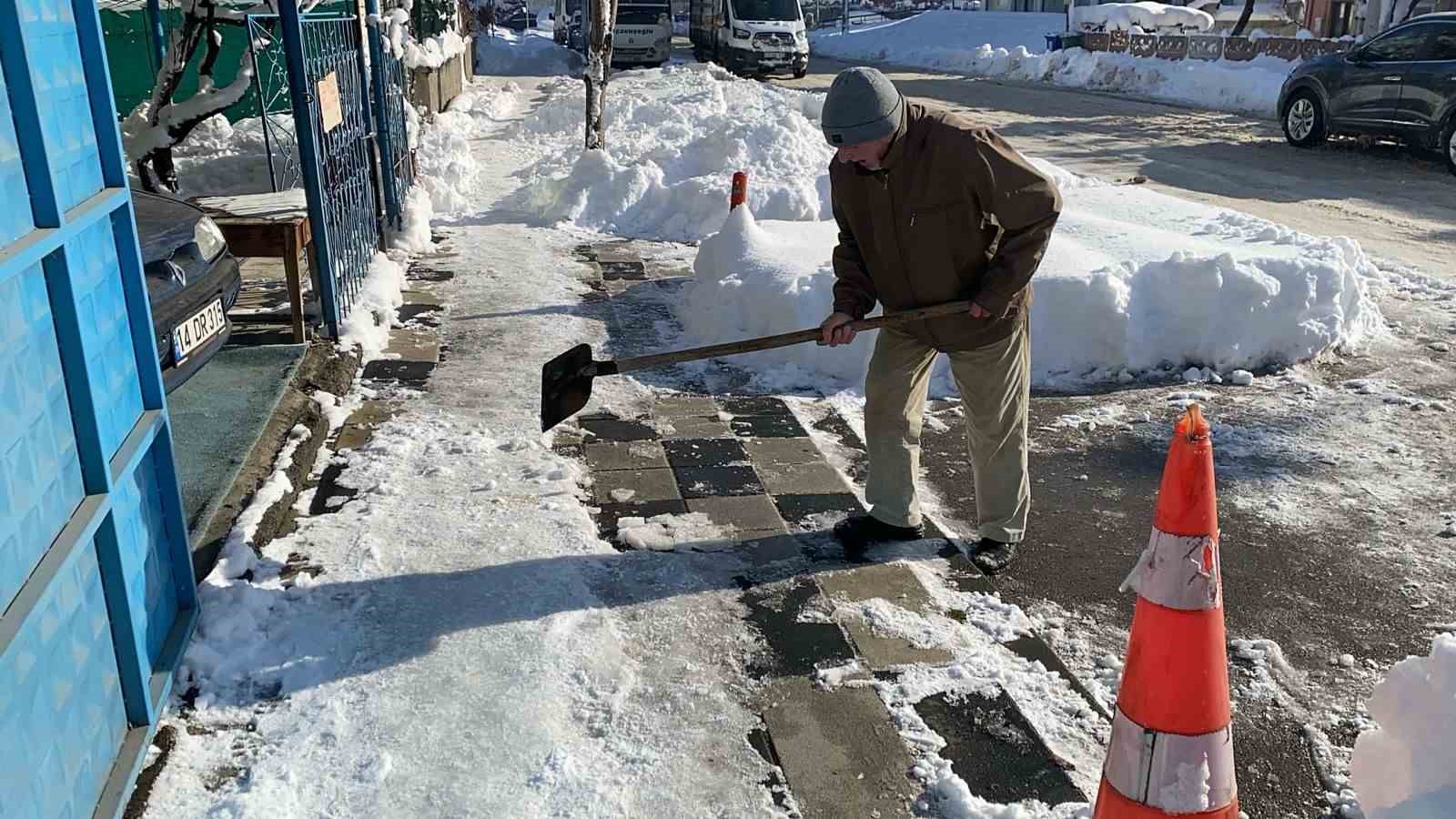 Bolu’da yollar buz tuttu, vatandaşlar zor anlar yaşadı 5 boluda yollar buz tuttu vatandaslar zor anlar yasadi 1