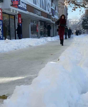 boluda-yollar-buz-tuttu-vatandaslar-zor-anlar-yasadi-O1cybYGA.jpg