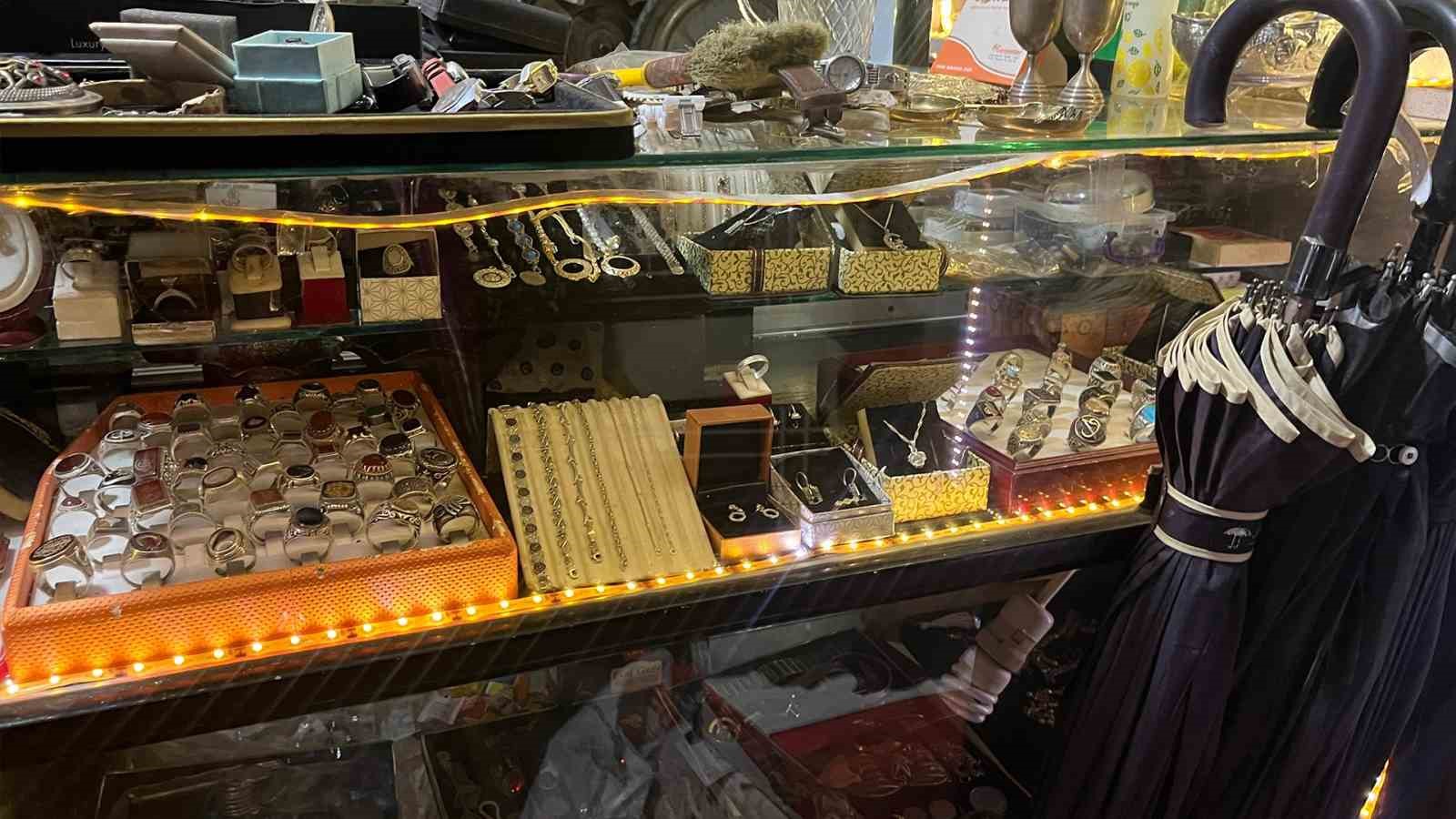bolulu altin ustasi 69 yildir 20 metrekarede altina hayat veriyor 7 KKLQzIAc