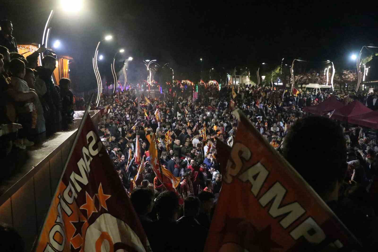bolulular meydanlarda galatasarayin sampiyonlugunu kutladi 0 fXgLYUIU