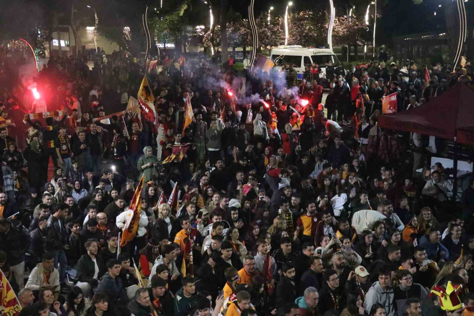 bolulular meydanlarda galatasarayin sampiyonlugunu kutladi 1 l8QuGECz