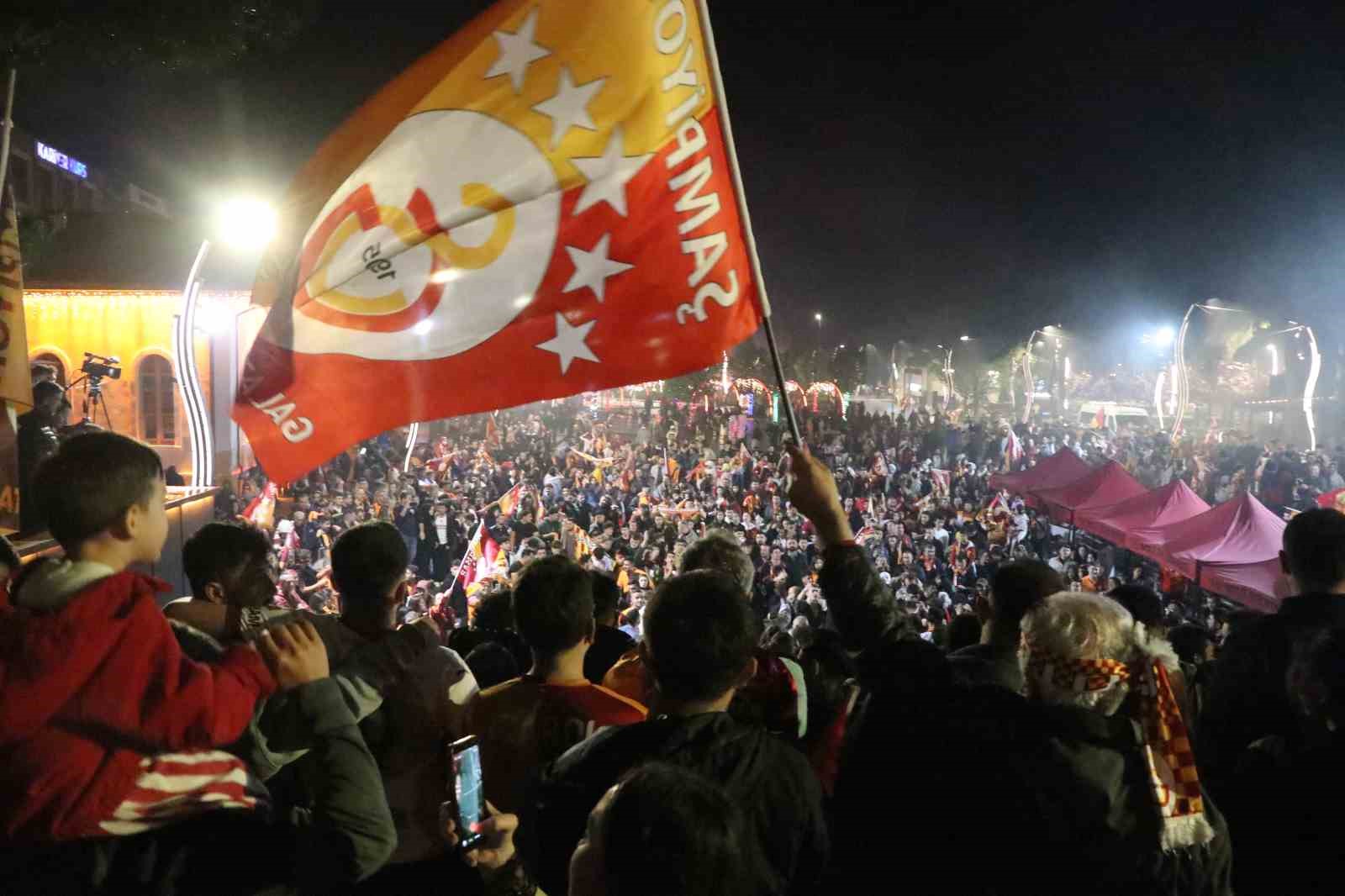 bolulular meydanlarda galatasarayin sampiyonlugunu kutladi 10 vLSJpGiP