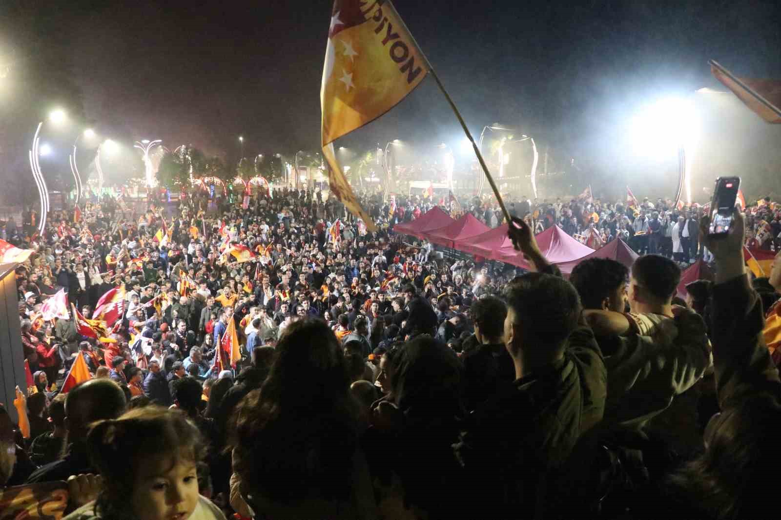 bolulular meydanlarda galatasarayin sampiyonlugunu kutladi 11 a4QyKuB4