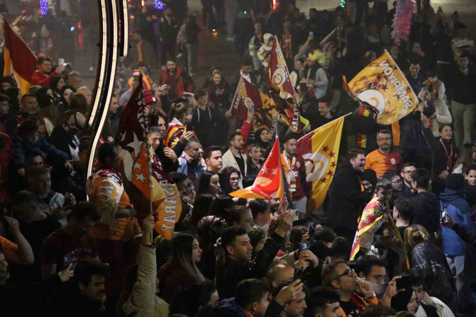 bolulular meydanlarda galatasarayin sampiyonlugunu kutladi 12 PNX3jmYM