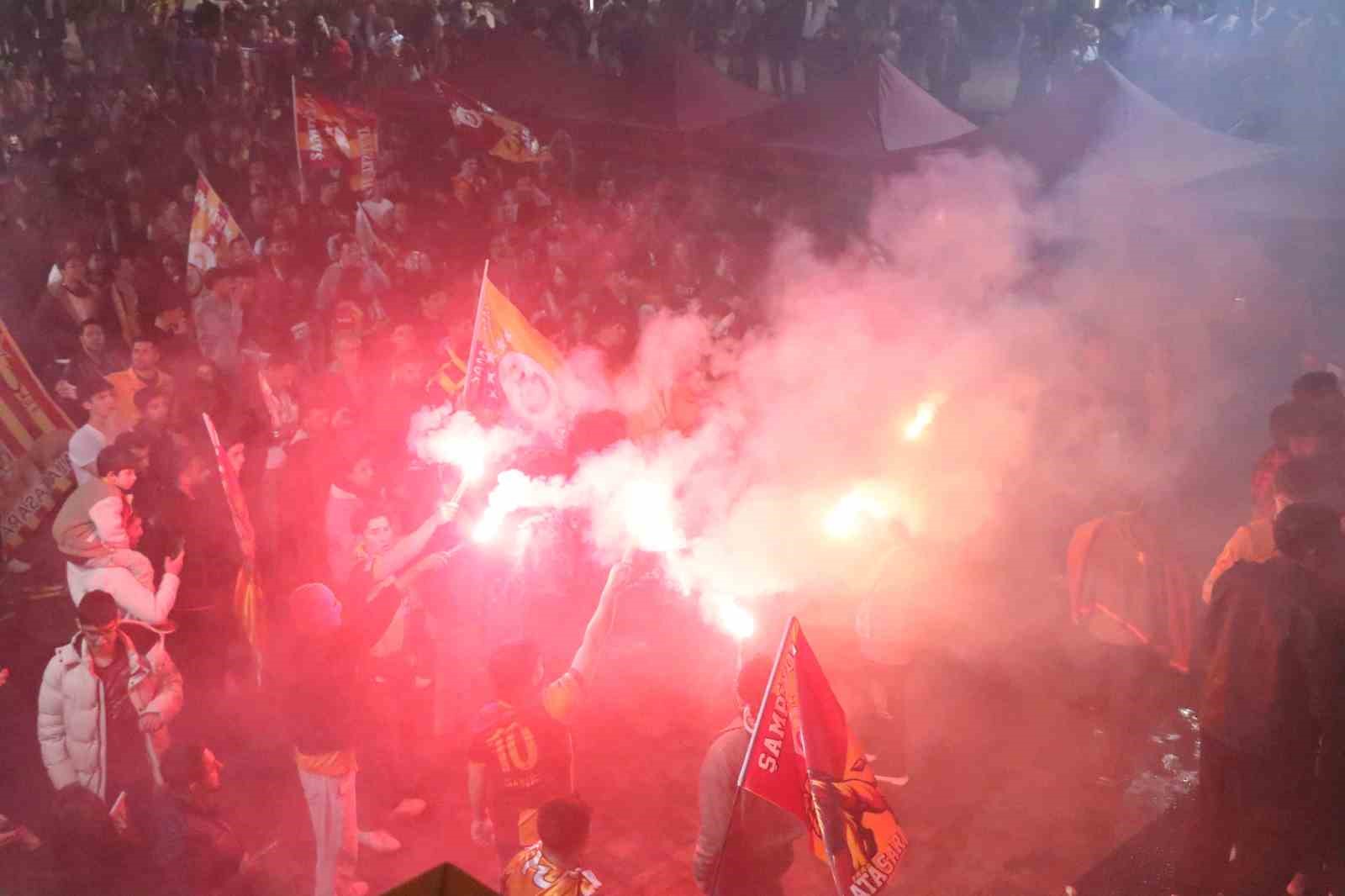 bolulular meydanlarda galatasarayin sampiyonlugunu kutladi 3 MG1w5wSl