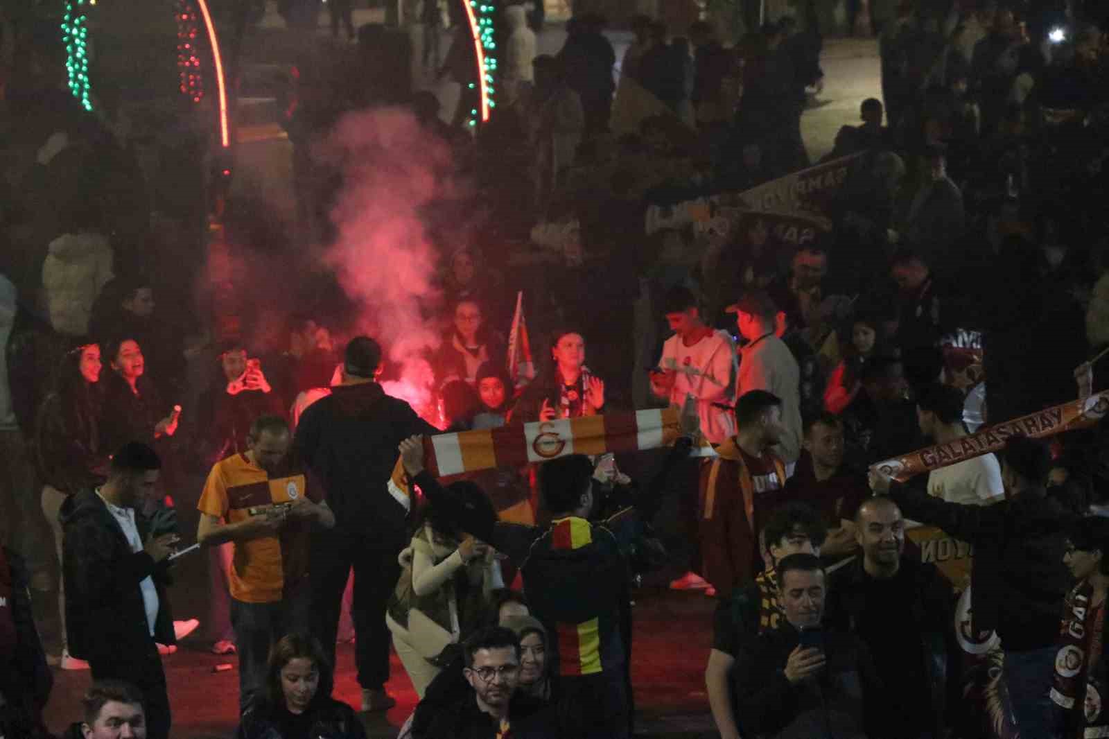 bolulular meydanlarda galatasarayin sampiyonlugunu kutladi 4 Fsp5cClf