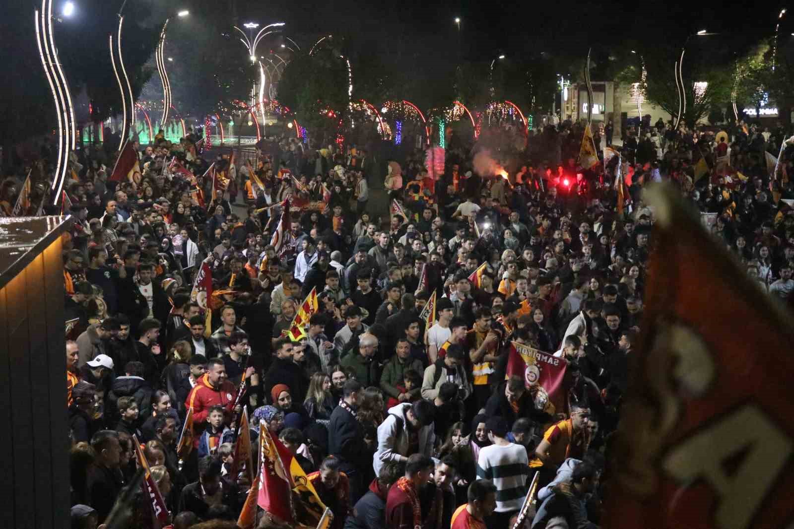 bolulular meydanlarda galatasarayin sampiyonlugunu kutladi 5 nVl3CKFi