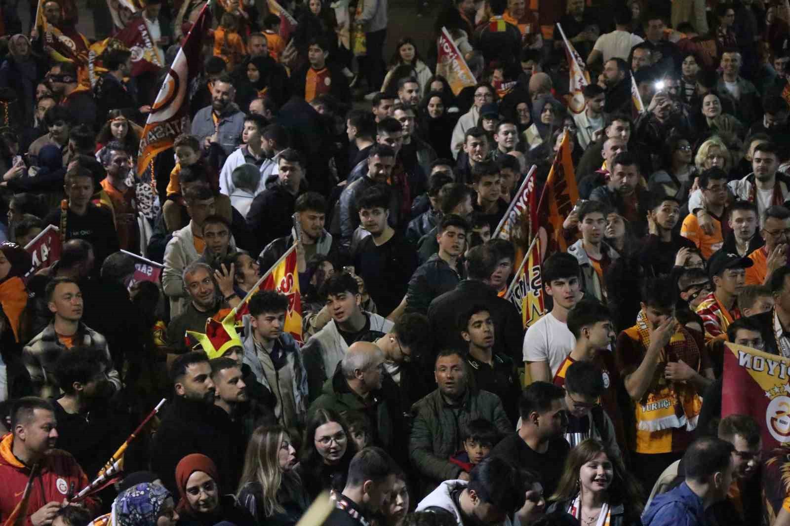 bolulular meydanlarda galatasarayin sampiyonlugunu kutladi 6 LaflnpIX