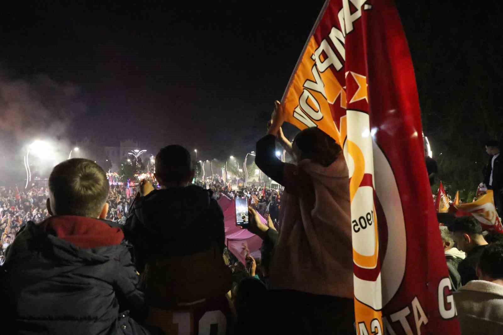 bolulular meydanlarda galatasarayin sampiyonlugunu kutladi 8 GJFMr99q