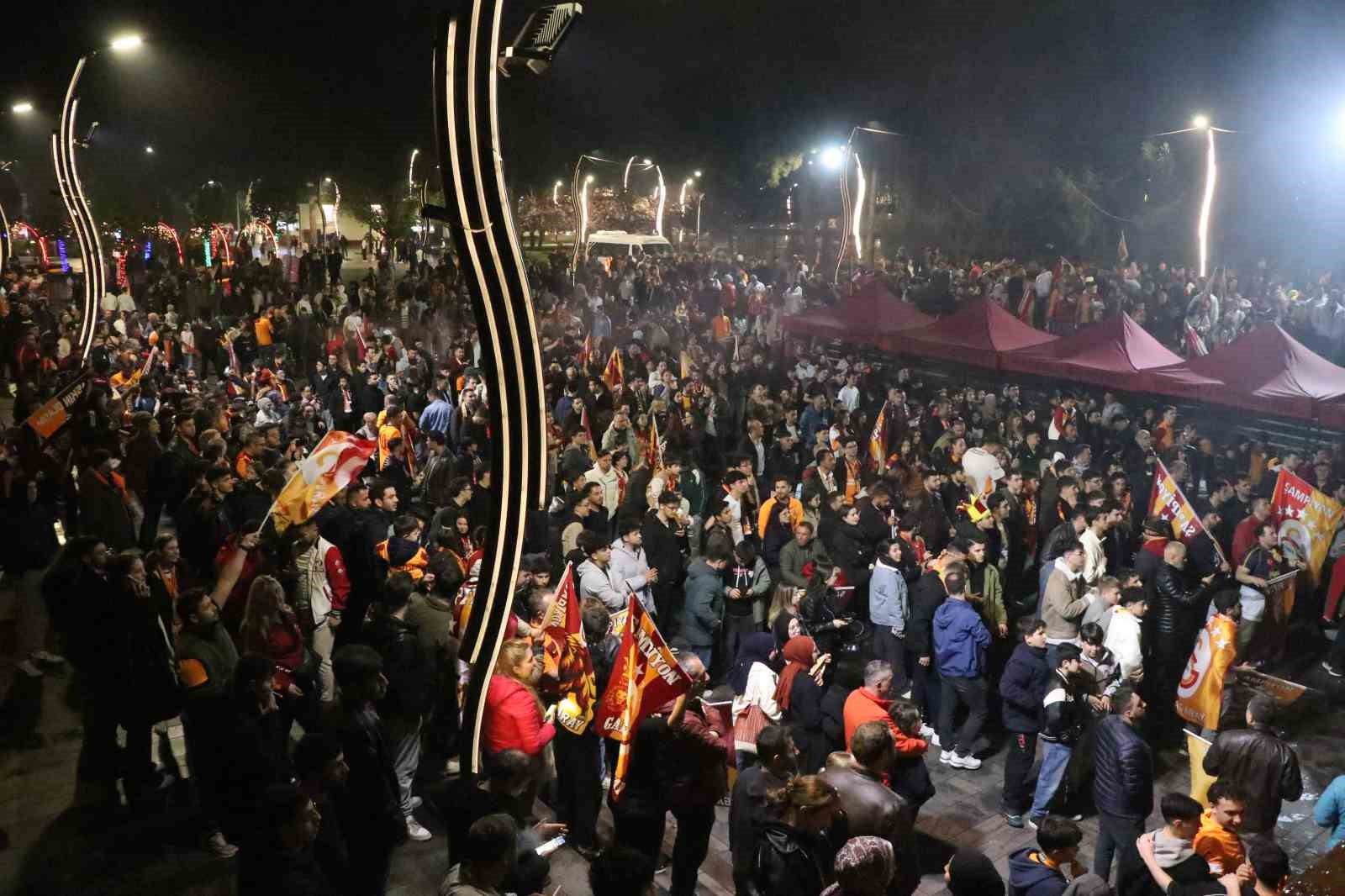 bolulular meydanlarda galatasarayin sampiyonlugunu kutladi 9 nc6yfecJ