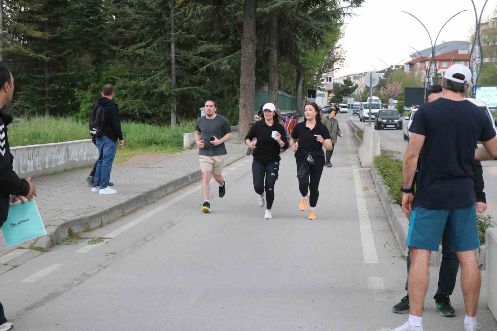 ’Bolu’nun babası’ İzzet Baysal anısına düzenlenen "Şükran Günleri" koşuyla başladı 6 bolunun babasi izzet baysal anisina duzenlenen sukran gunleri kosuyla basladi 2 zFOJyYQQ