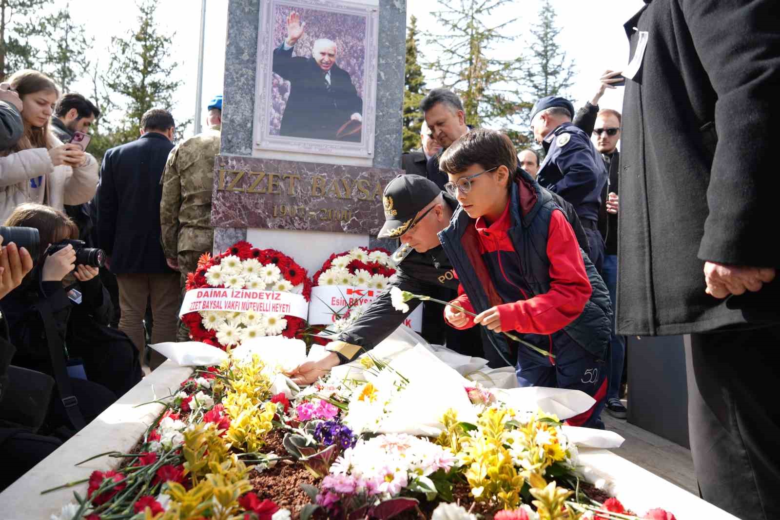 ‘Bolu’nun Babası’ İzzet Baysal vefatının 26’ncı yılında dualarla anıldı 8 bolunun babasi izzet baysal vefatinin 26nci yilinda dualarla anildi 4 DfsckyHb