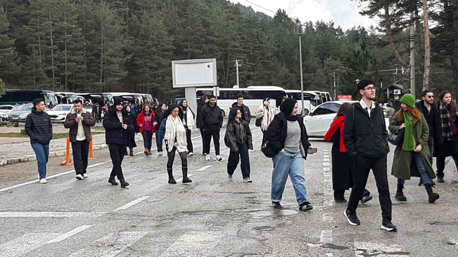 bolunun doga harikasi abant golune ziyaretci akini 1 NNzkNQ93