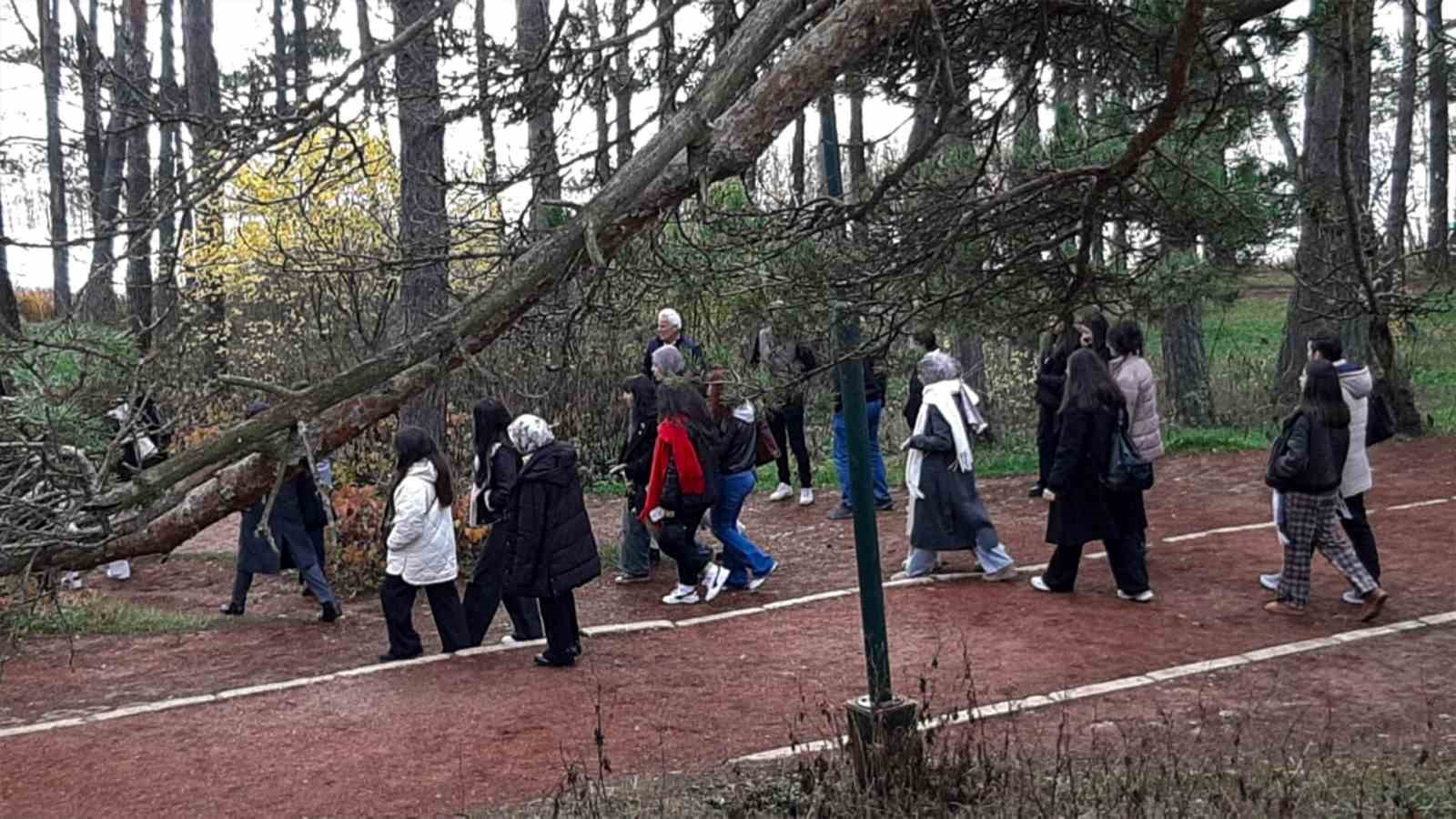 bolunun doga harikasi abant golune ziyaretci akini 3