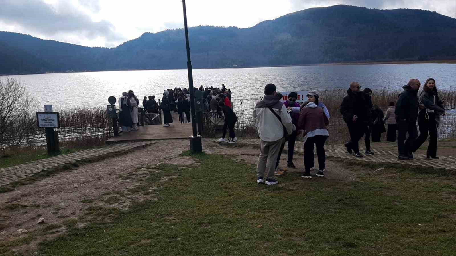 bolunun doga harikasi abant golune ziyaretci akini 4