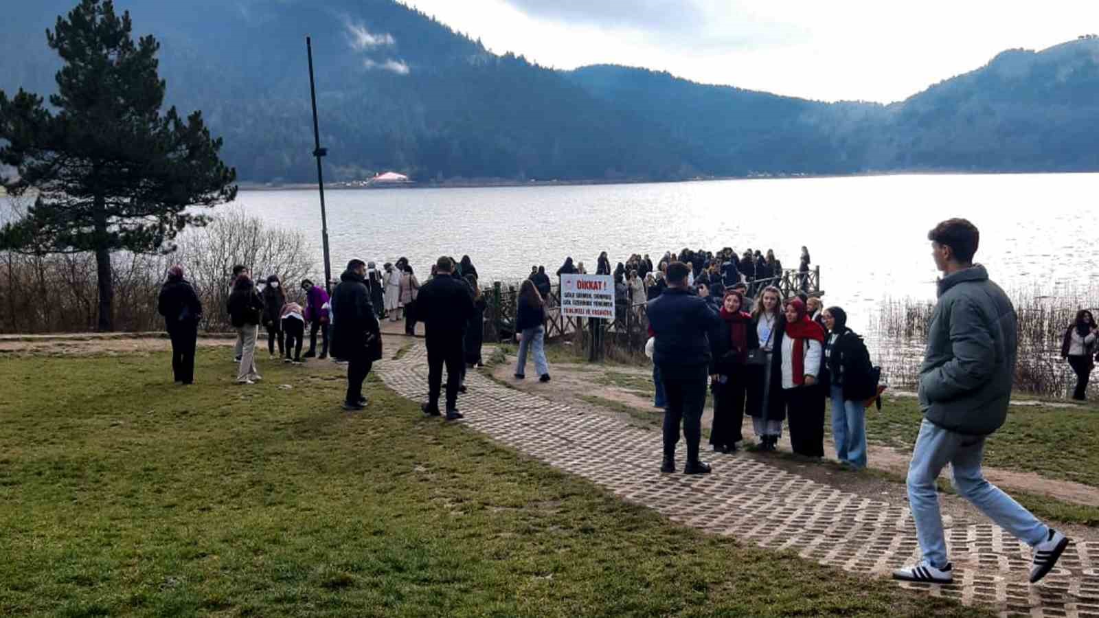 bolunun doga harikasi abant golune ziyaretci akini 5