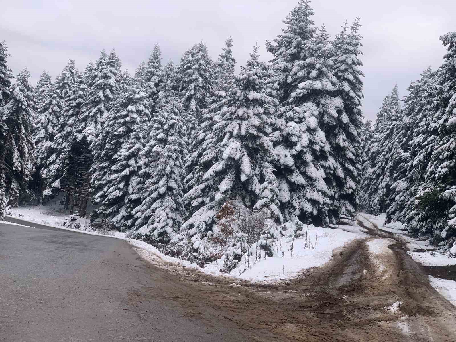 bolunun yukseklerinde kar kalinligi 10 santimetreye ulasti 1 MWIHJ6Pm
