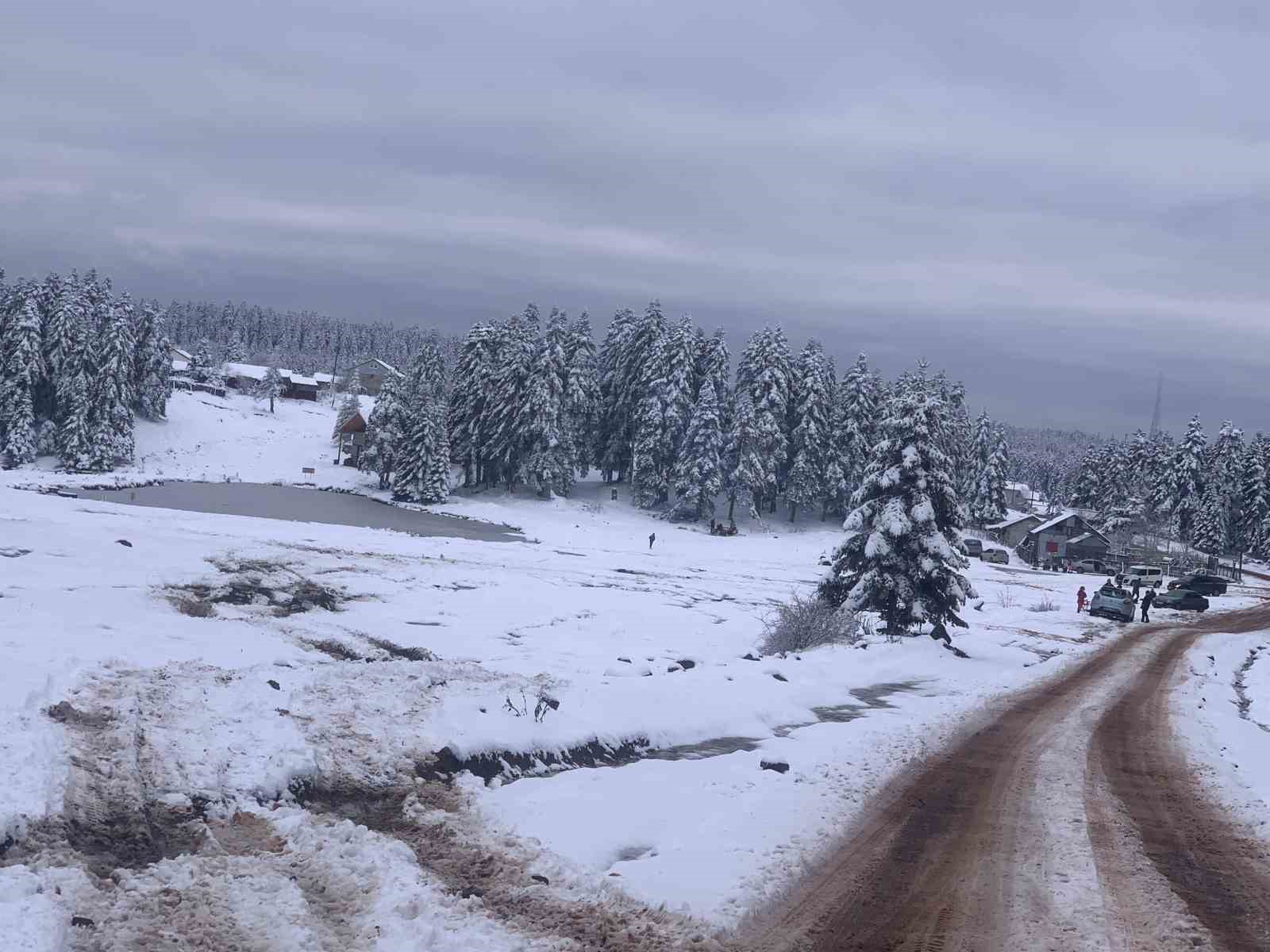 bolunun yukseklerinde kar kalinligi 10 santimetreye ulasti 2 vi2h2EER