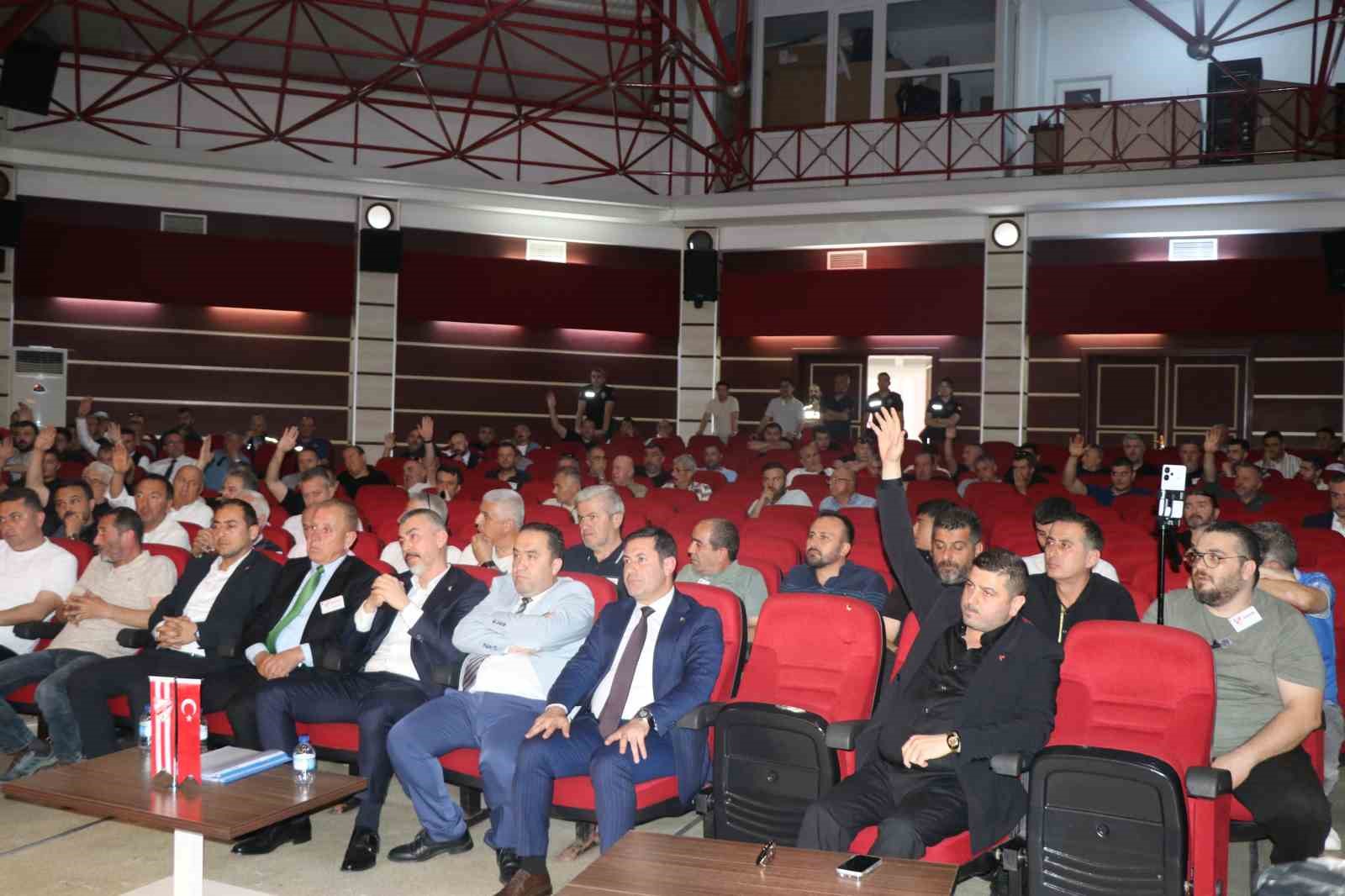 Boluspor’da Erdal Bayrak yeniden başkan seçildi 7 bolusporda erdal bayrak yeniden baskan secildi 3 gWNKtKip