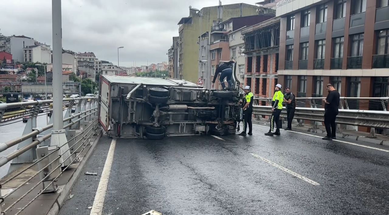 bomonti dolmabahce tuneli cikisinda bariyerlere carpan kamyonet devrildi 1 hvmKMsAV