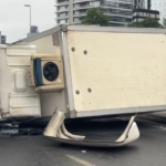 bomonti-dolmabahce-tuneli-cikisinda-bariyerlere-carpan-kamyonet-devrildi-lXTI71b1.jpg