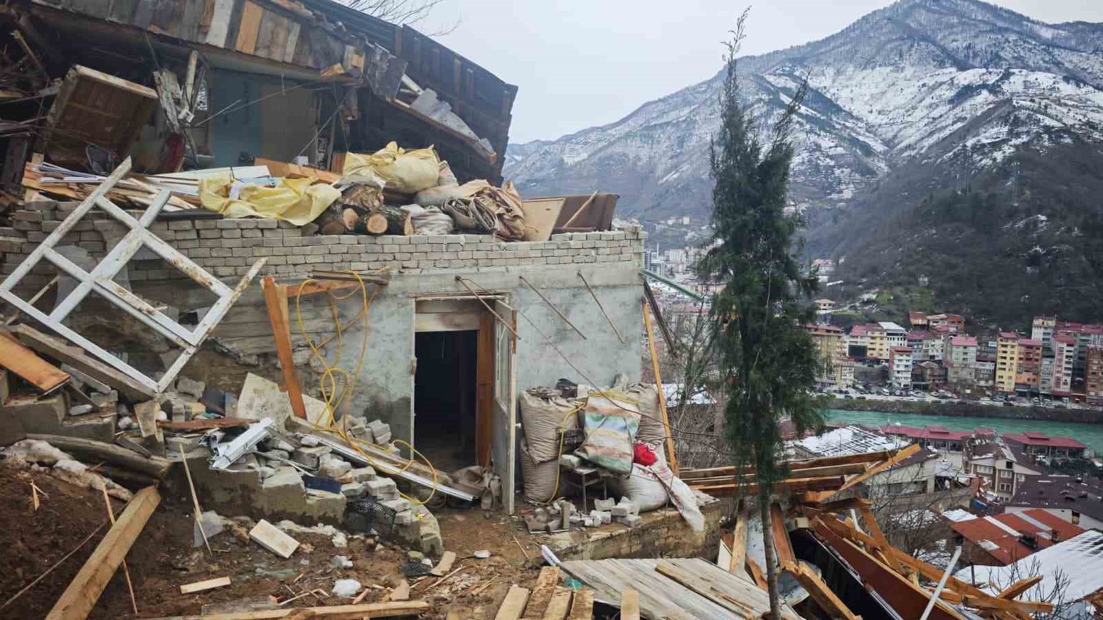 borckada kar sonrasi toprak kaymasi yasandi 1