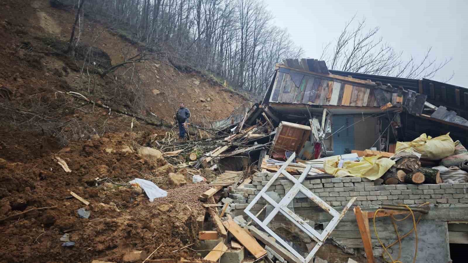 borckada kar sonrasi toprak kaymasi yasandi 2 uOBmONFb