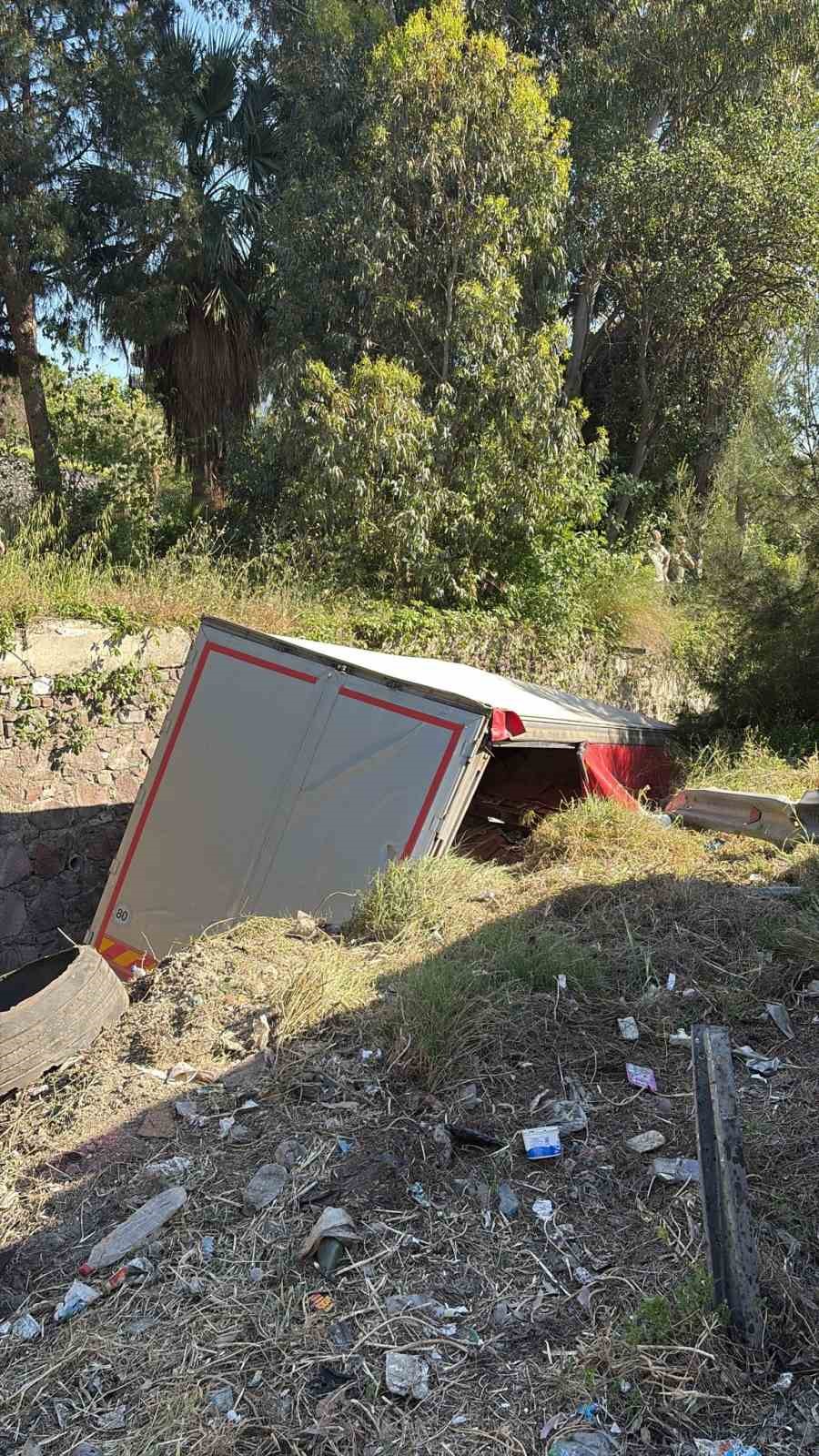 bornovada freni patlayan tir karsi seride gecti olu ve yaralilar var 1 zt11S2L9