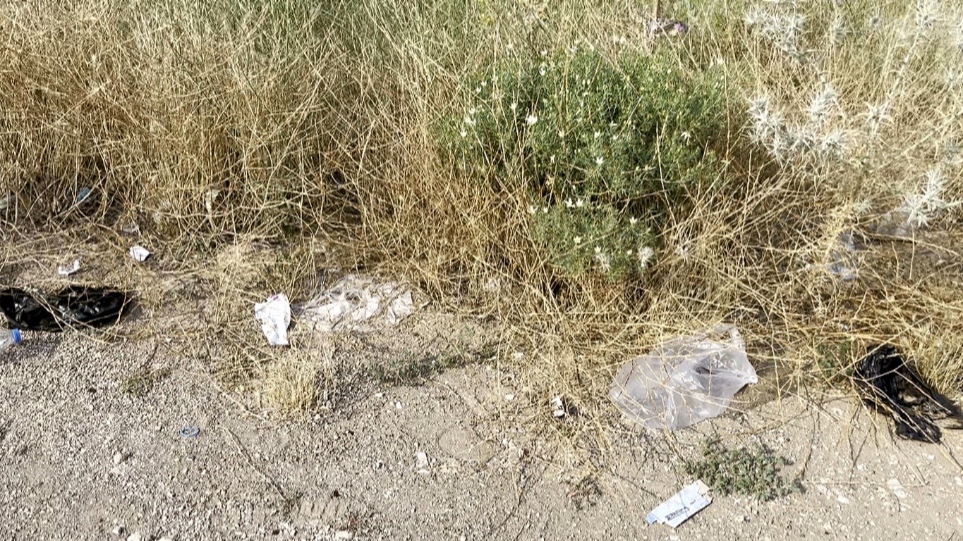 bos cop konteynerinin etrafinin atiklarla kaplandigini goren profesorden sert tepki 2