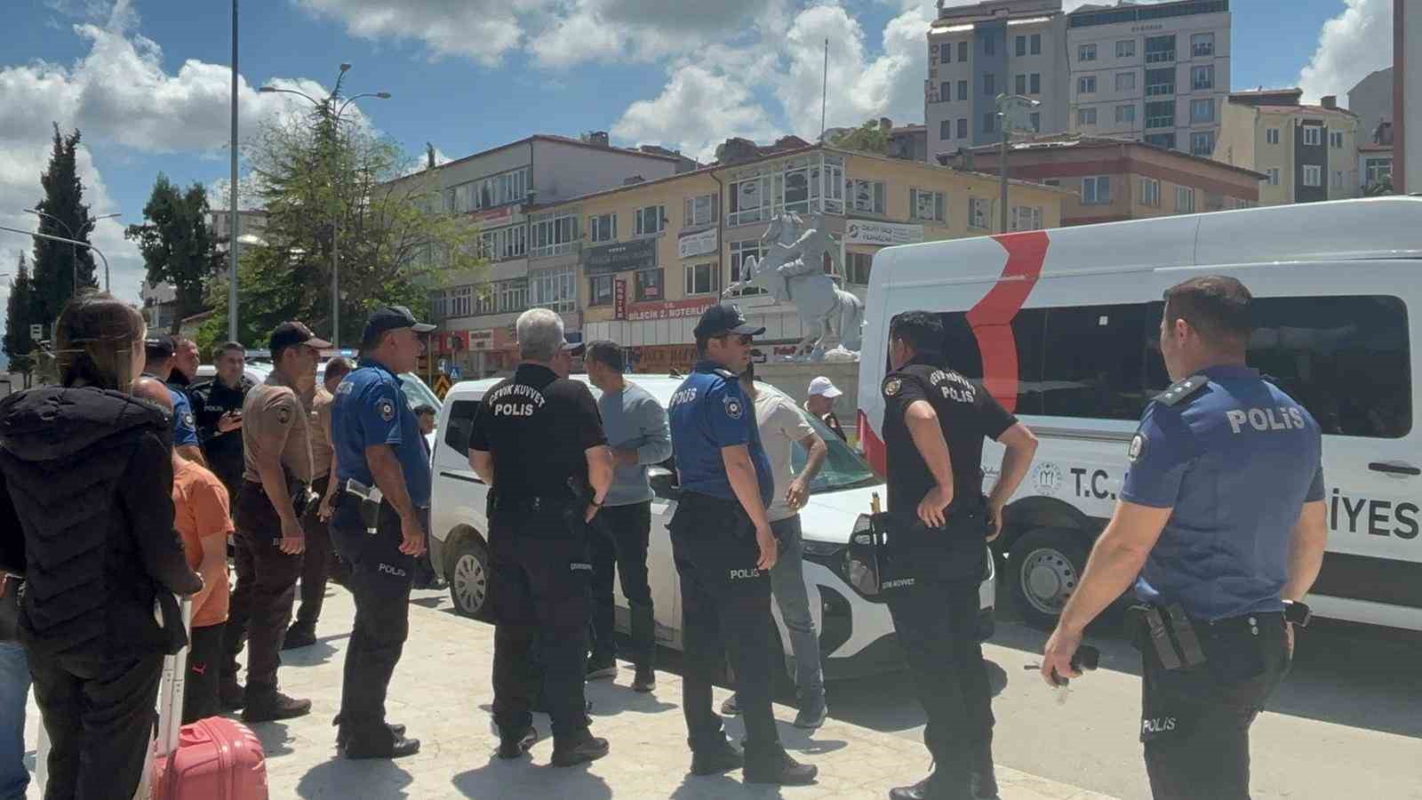 bosanma asamasinda karisini bicaklayacakti polis tam zamaninda mudahale etti 1