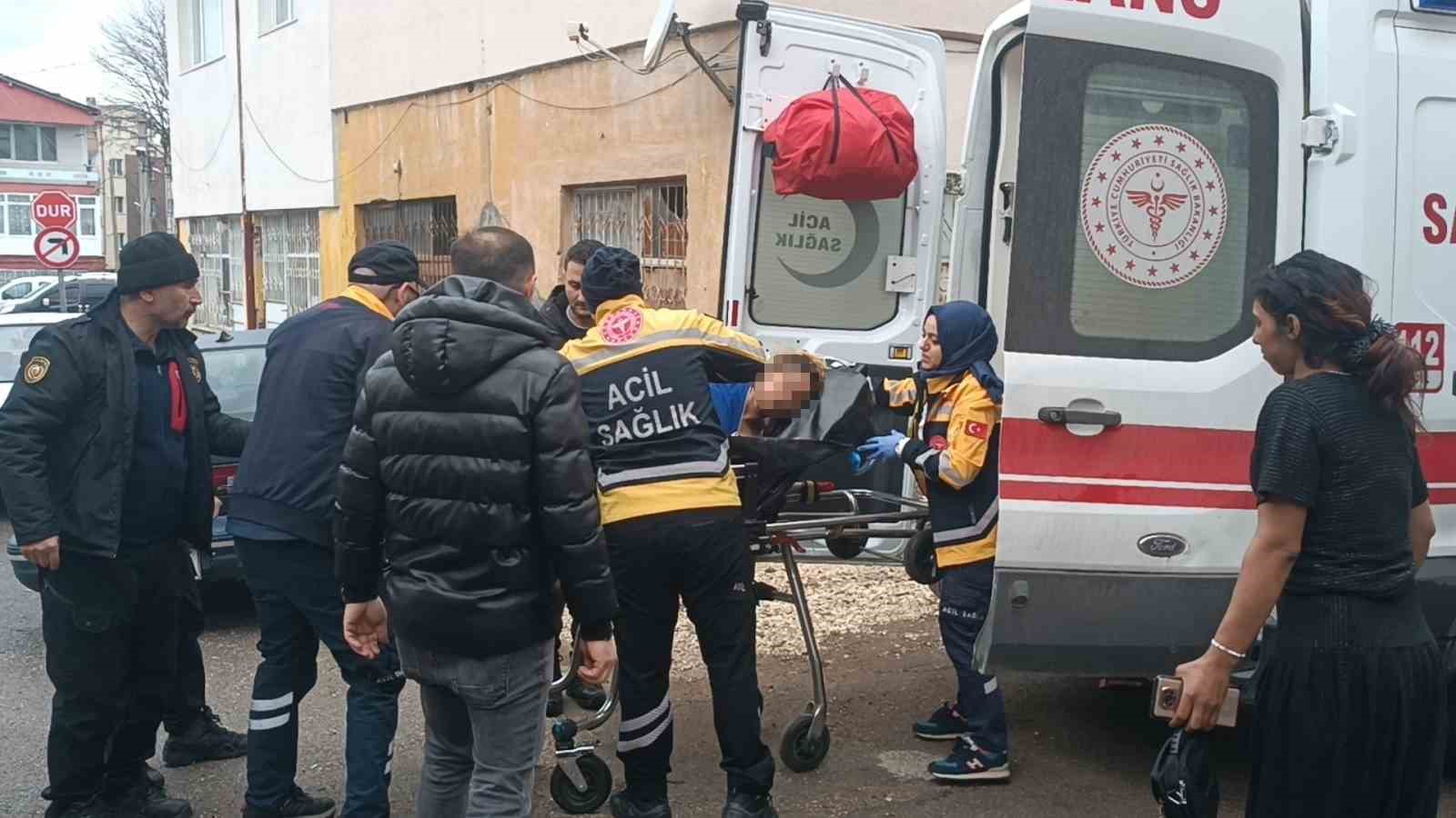 bosanma asamasinda oldugu esini dort yerinden bicaklayip eve kilitledi 0 N9Lle4JY