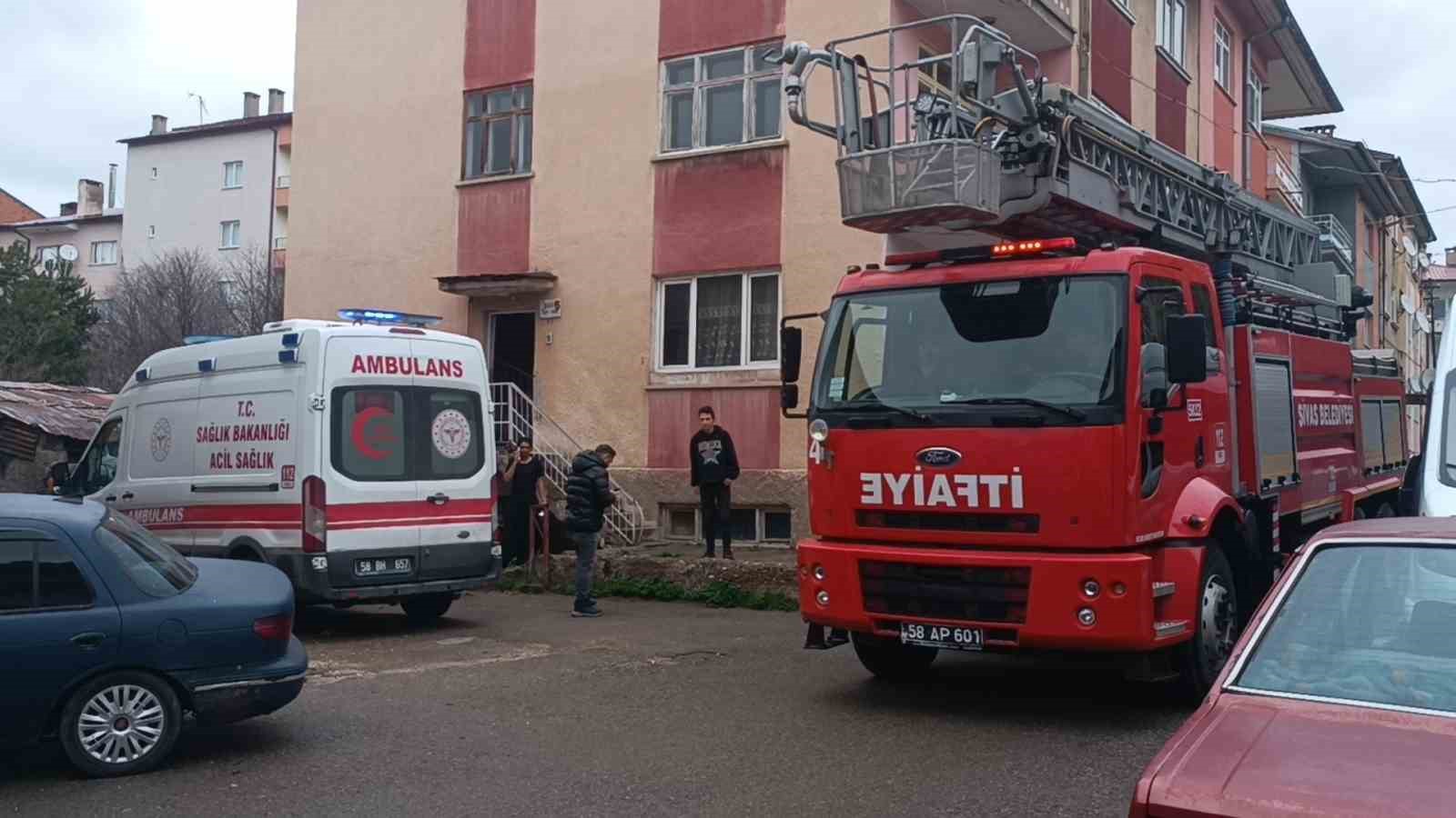 bosanma asamasinda oldugu esini dort yerinden bicaklayip eve kilitledi 2 OUJkTKDP
